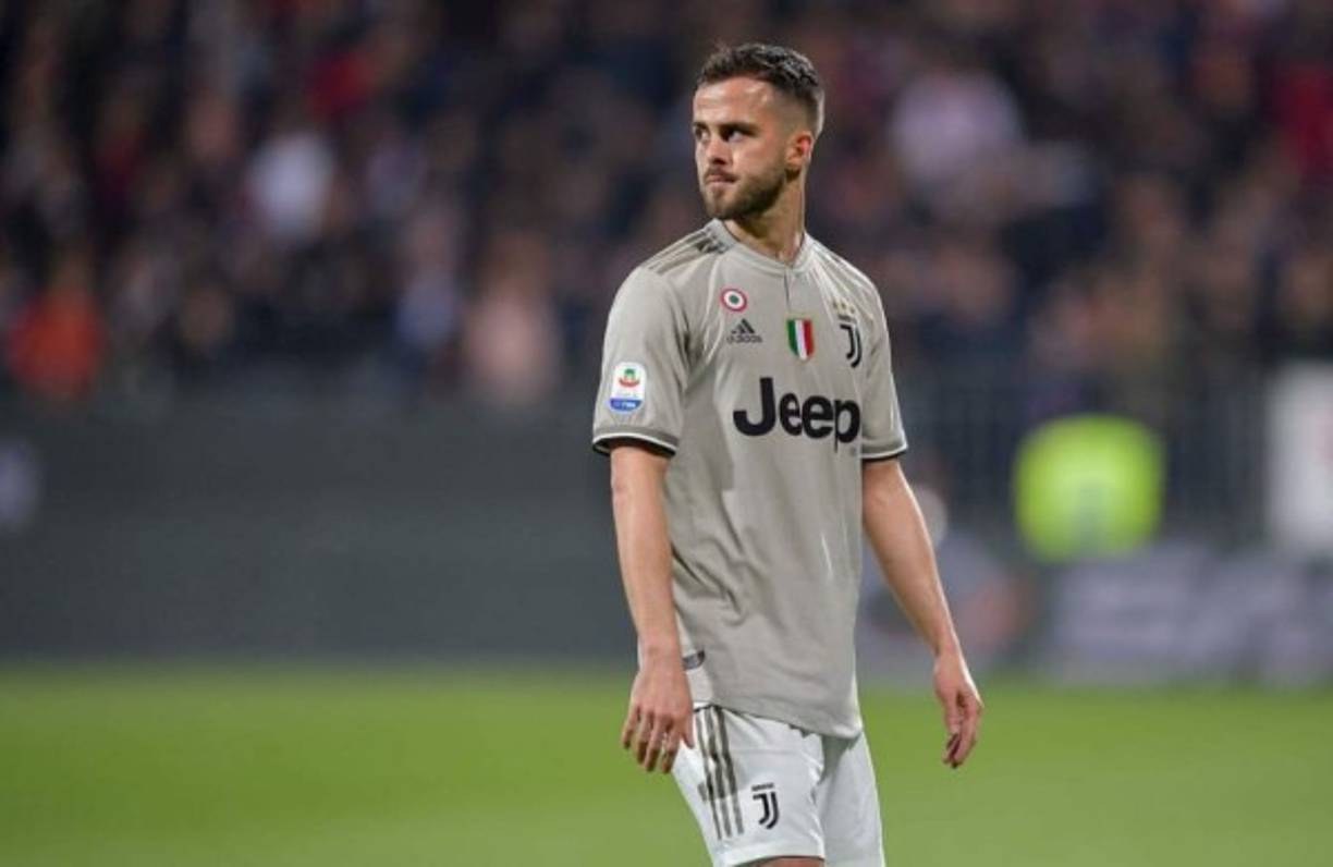 Miralem Pjanic: El talentoso mediocampista bosnio sería otro de los que se marcharía de la Juventus ya que cuenta con varias ofertas, entre ellas del Real Madrid.