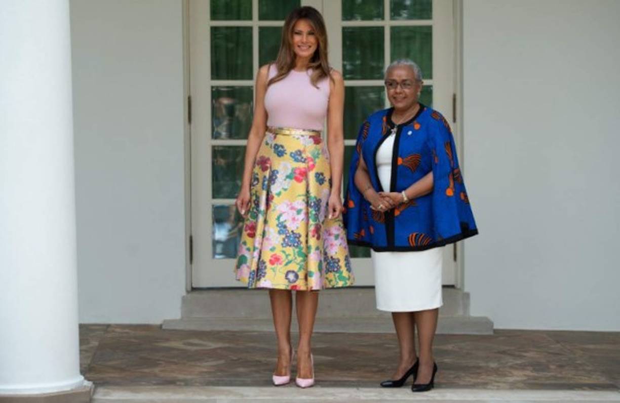 La primera dama optó para la ocasión por una blusa color pastel con una falda floral de Valentino, valorada en 3,950 dólares.