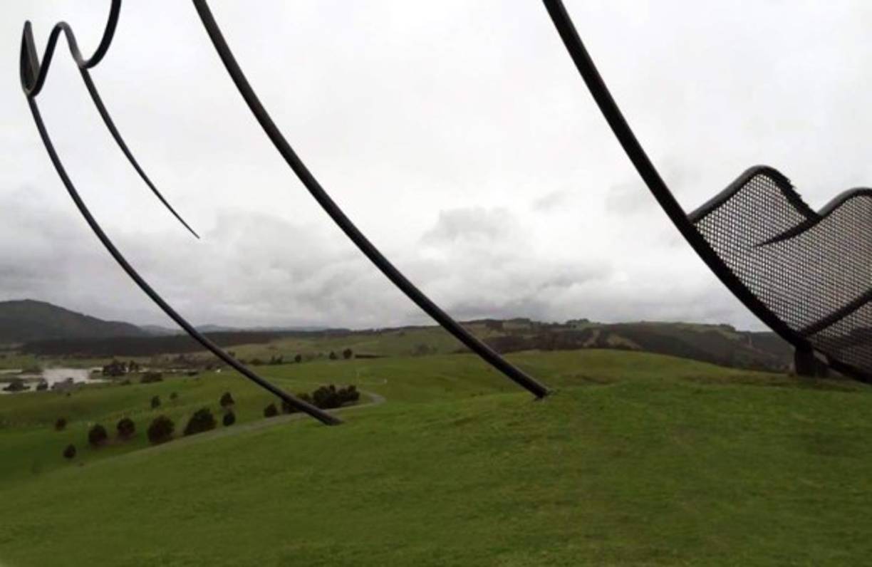 'Horizons' de Neil Dawson. Se halla en Kaipara, Nueva Zelanda. Este extraño monumento da la sensación de ser irreal. Es una escultura de acero gigante al aire libre que da la ilusión de un trozo de papel por el viento que descansa sobre una colina. Imagen tomada de http://detallelogia.blogspot.com/
