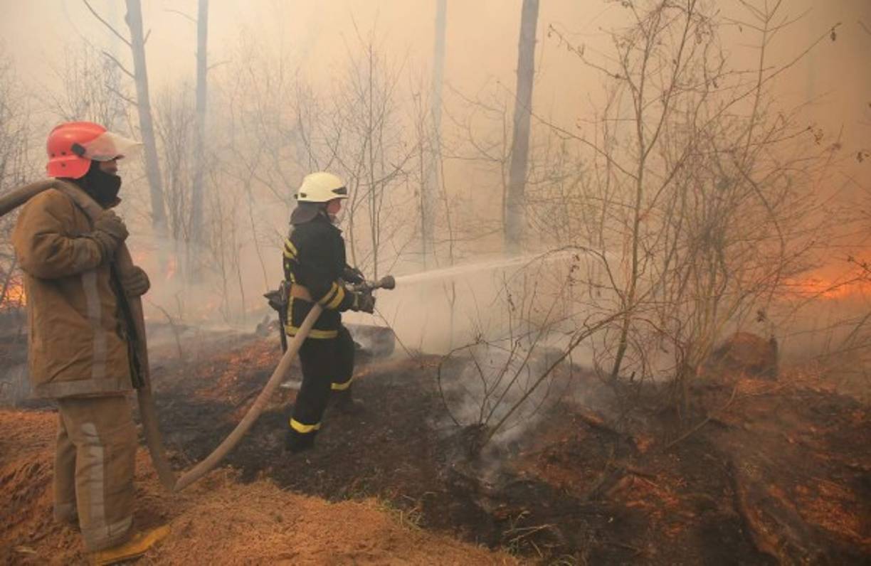 Los bomberos tenían 'problemas' para extinguir el fuego, debido a un incremento de la radioactividad en algunos lugares.