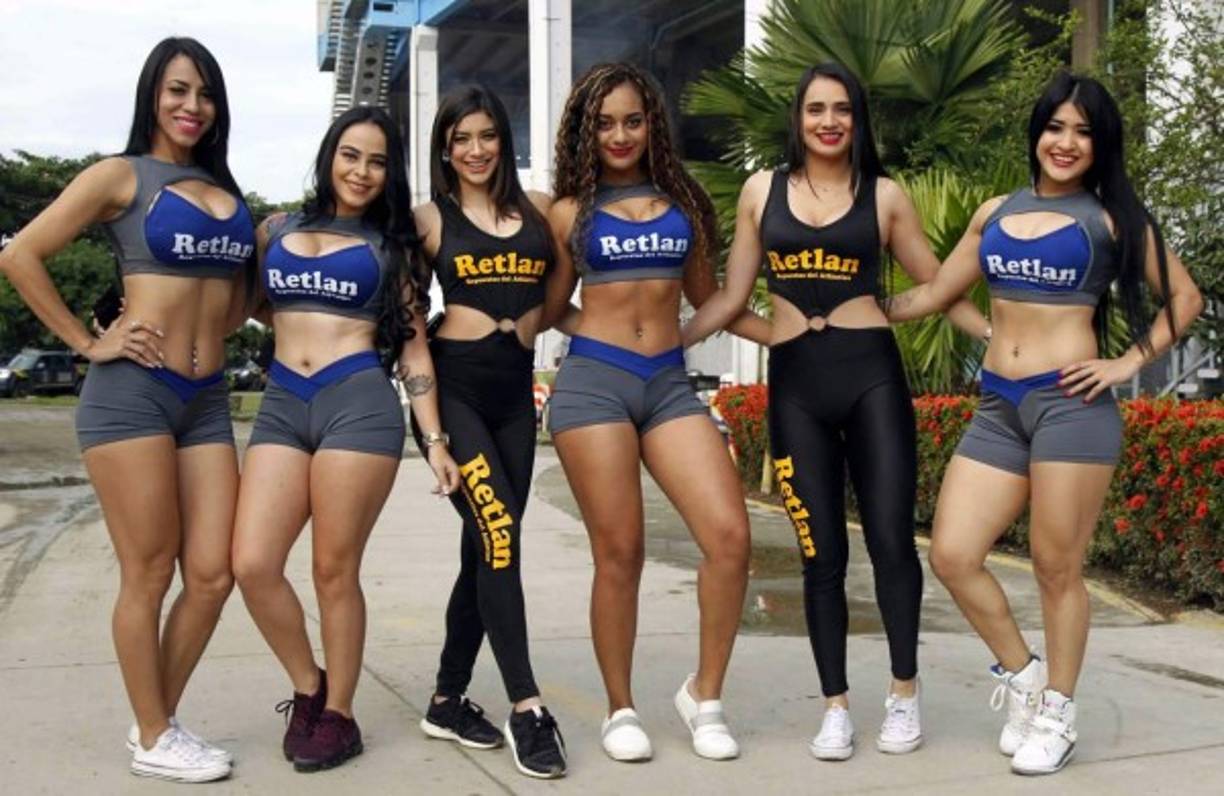 Las sexys edecanes que llegaron al estadio Olímpico para la final.