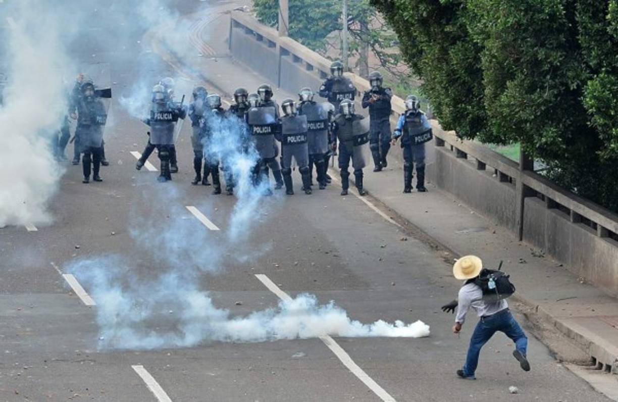 Los protestantes utilizaban piedras y gases lacrimógenos para contraatacar a la policía.