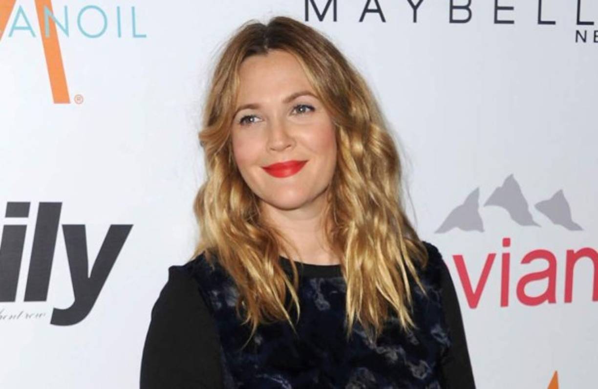 Drew Barrymore vivió su infancia rodeada de drogas y alcohol. Desde muy pequeña alcanzó la fama y no supo sobrellevarla, a los 9 años ya fumaba y bebía alcohol. Años más tarde empezó a fumar marihuana e ingerir cocaína, por lo que tuvo que ser ingresada a una clínica de desintoxicación. Ahora se encuentra en la cumbre de su éxito profesional y vive alejada de todas las adicciones.