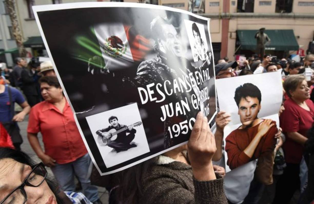 'Descanse en paz Juan Gabriel'.
