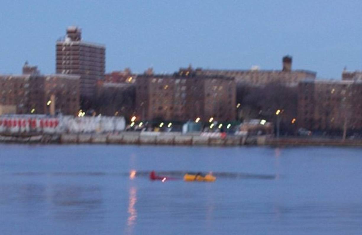 Tras el accidente, 'el piloto logró liberarse, las otras cinco personas no', dijo el comisionado de bomberos Daniel Nigro en una breve conferencia de prensa el domingo, en la que explicó que todos iban 'con cinturones de seguridad bien ajustados que debieron ser cortados y removidos'.