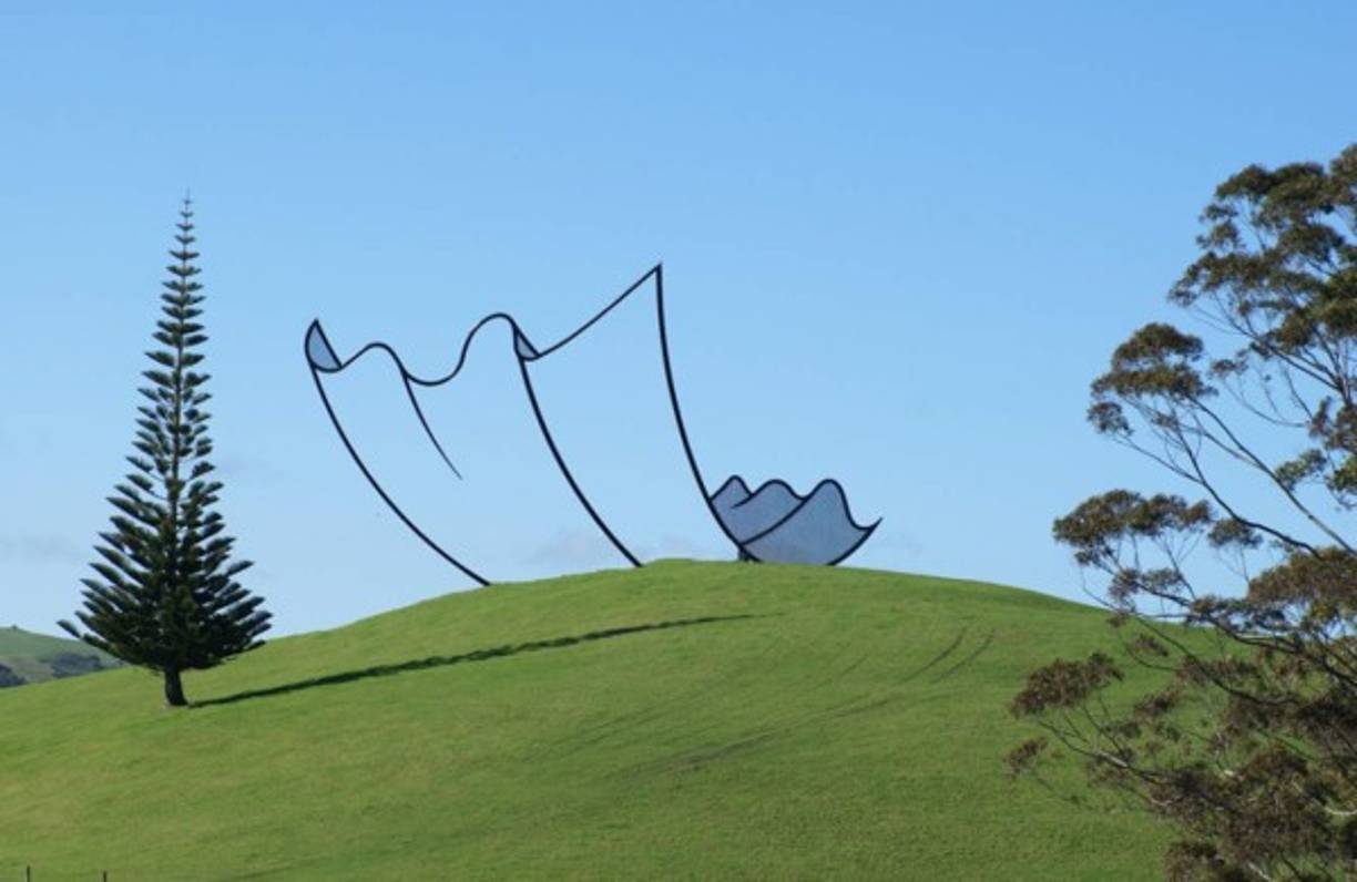 En esta otra imagen, el 'Horizons' de Neil Dawson,junto a lo que la rodea, da la impresión de ser una pintura. Imagen tomada de http://detallelogia.blogspot.com/