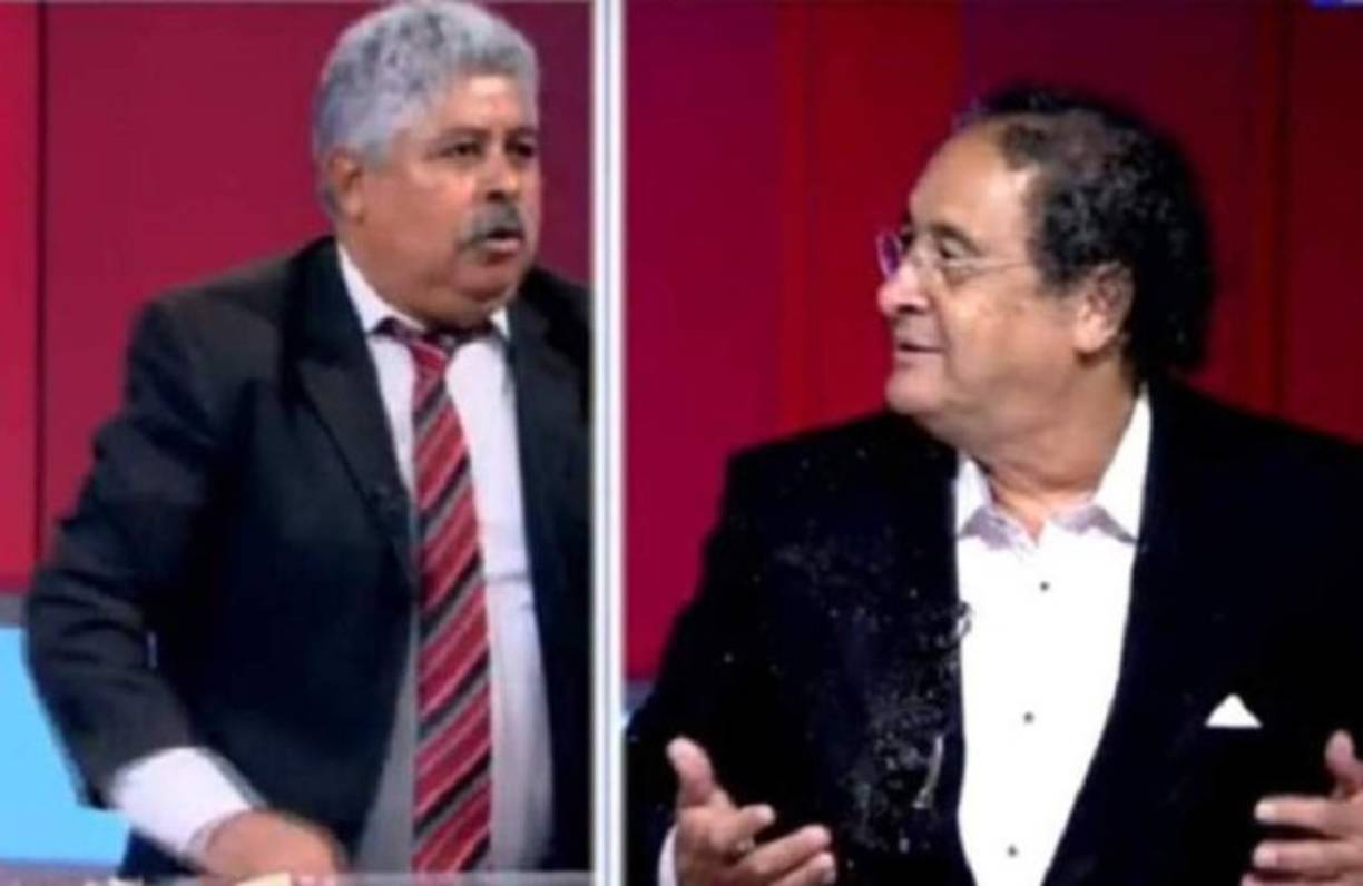 El asesor presidencial Marvin Ponce lanzó este lunes un vaso con agua en el rostro a Nelson Ávila, dirigente del Partido Libertad y Refundación (LIbre). Ponce le lanzó primero agua en el pecho a Ávila cuando este le dijo 'mercenario', y después le lanzó con más fuerza el vaso de vidrio, que se rompió a la altura del esternón del militante de Libre, quien le dijo 'gracias' y enfatizó que esa era la actuación de alguien que actúa como 'bestia'. El polémico exdiputado del Partido Unificación Democrática (UD), quien se define como campesino y vive en una zona residencial exclusiva en Tegucigalpa, intentó una segunda agresión, lo que evitaron el otro invitado al programa y su conductor.