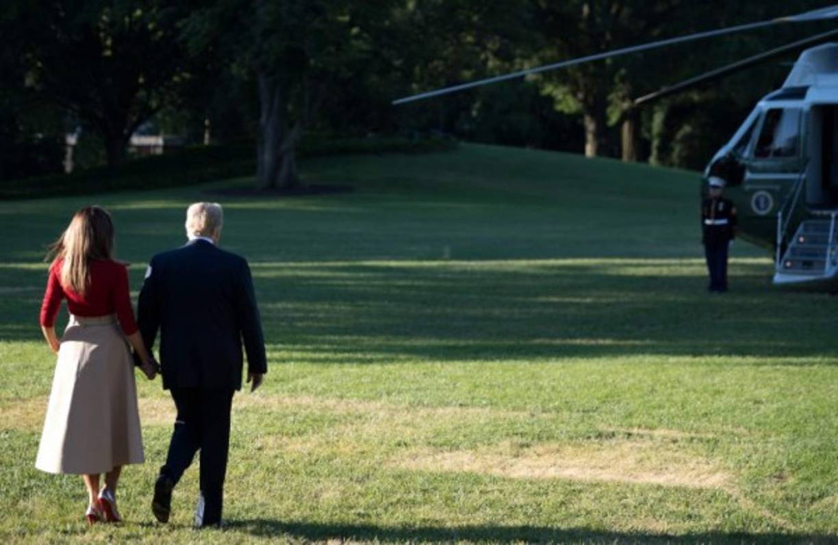 Con su cabello suelto y gafas de sol, Melania partió de la mano con su esposo rumbo a Europa.