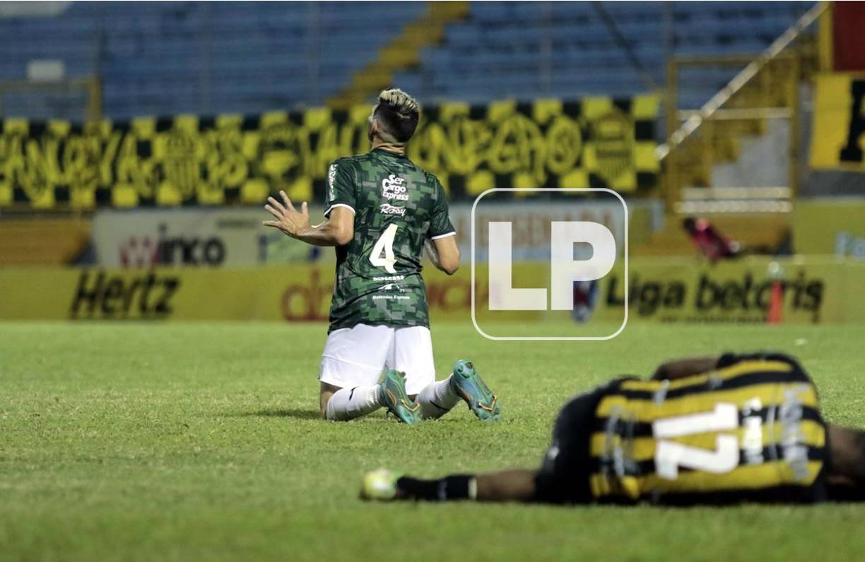 Lo primero que hizo Francisco Martínez tras el pitazo final fue ponerse de rodillas y agradecerle a Dios por debutar en la Liga Nacional.
