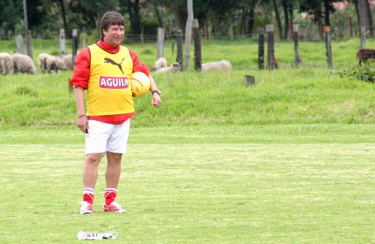 Gómez fue escogido el 1.º de julio de 2008 como nuevo técnico de Santa Fe, club que en ese entonces, no conquistaba un título del campeonato local desde 1975. El 3 de mayo, luego del empate 1-1 frente a Atlético Nacional, 'Bolillo' renunció una vez más, esta vez siendo su dimisión aceptada por los directivos de Santa Fe.