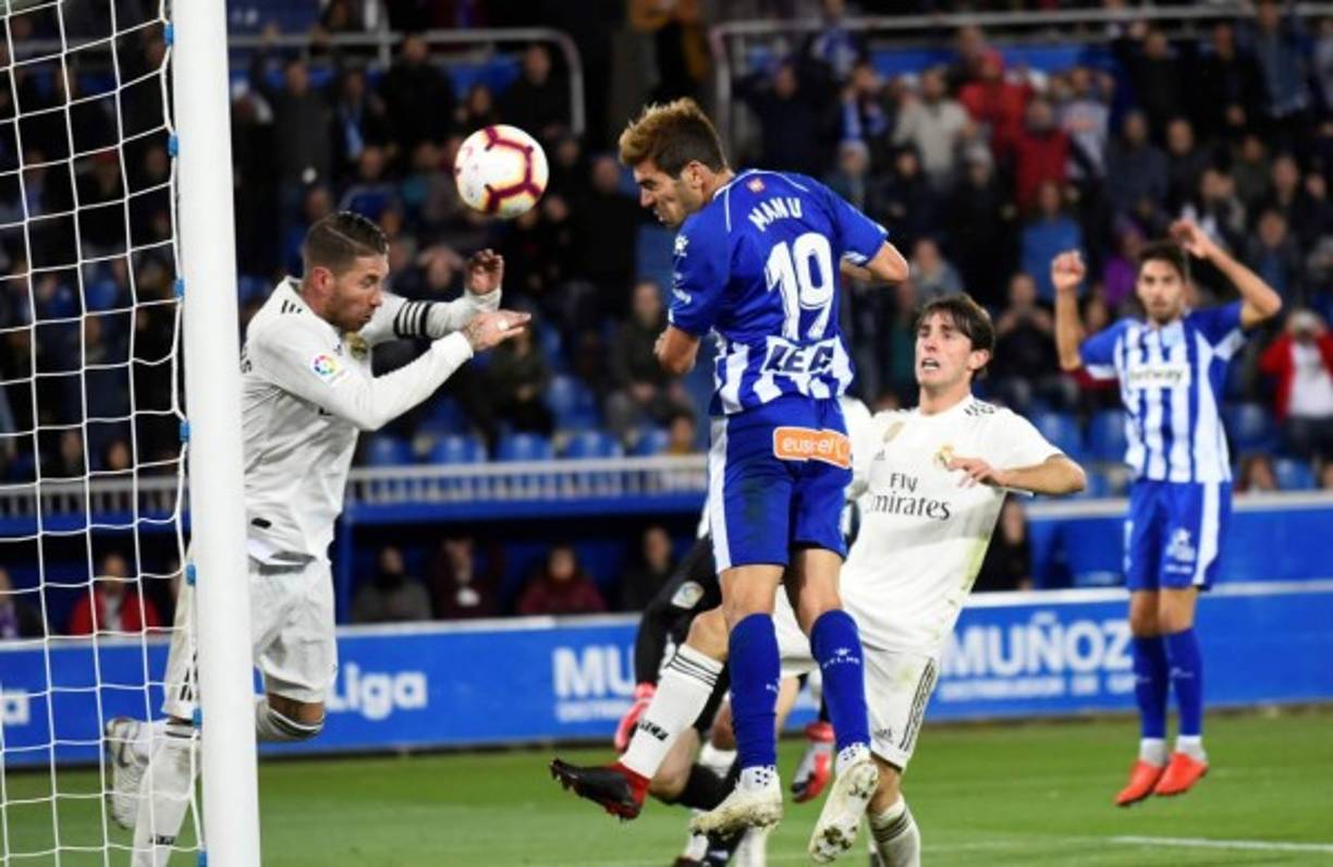 El momento del cabezazo del mediocampista español Manu García para marcar el gol de la victoria del Alavés contra el Real Madrid.