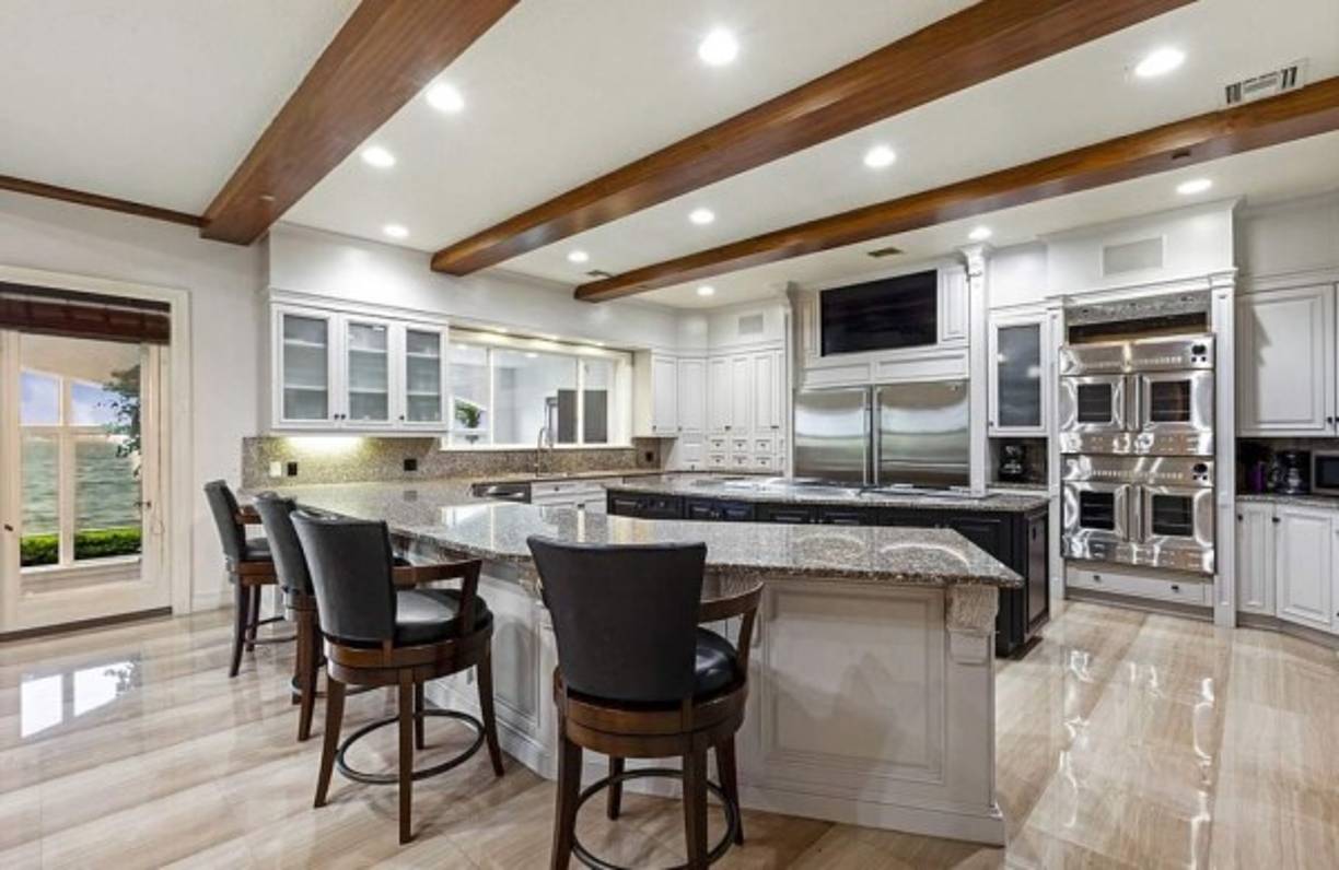 Así es la gran cocina que tiene la mansión.