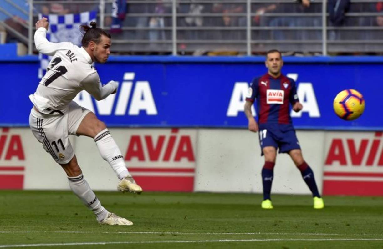 Gareth Bale intentó empatar el partido con este disparo de zurda desde fuera del área...