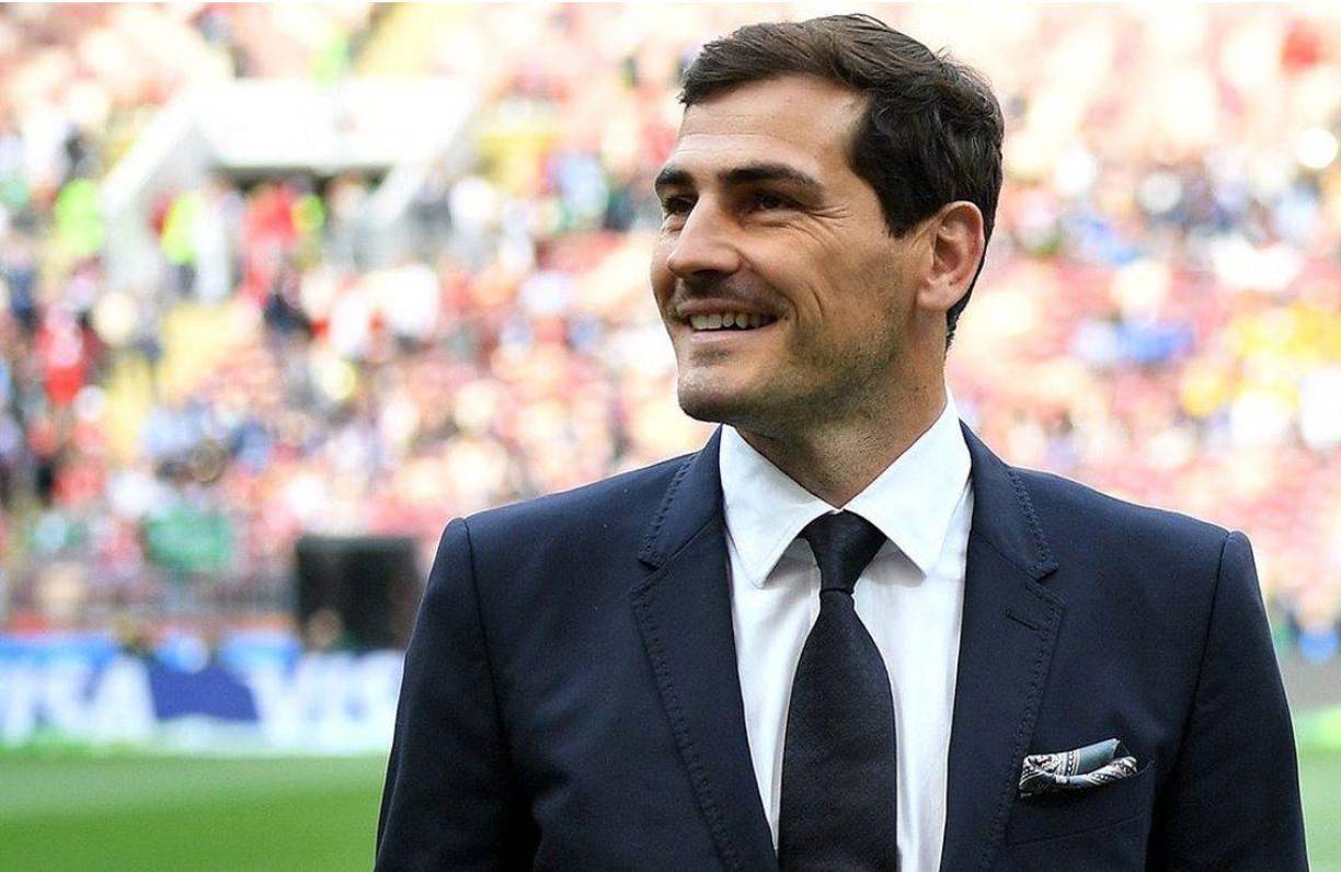 A la edad de diez años, Martín juega como portero, la misma posición que consagró a su padre como leyenda en el Real Madrid y en la selección española.