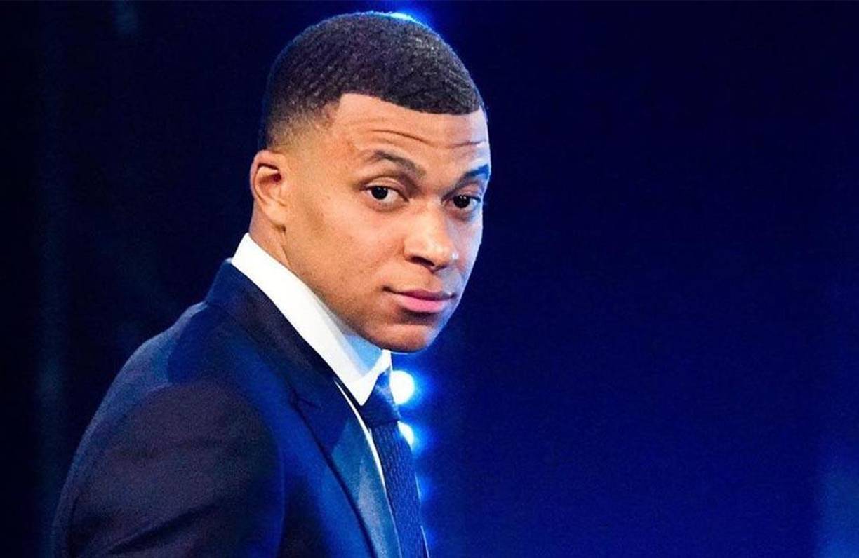 Según Fabrizio Romano, el PSG le ha ofrecido un nuevo contrato a Mbappé con cláusula de venta garantizada para el verano de 2024, que sería ejecutada por el jugador. Pero el delantero ha rechazado cualquier oferta nueva y se mantiene firme en su postura de agotar su actual contrato con el PSG que finaliza en 2024.