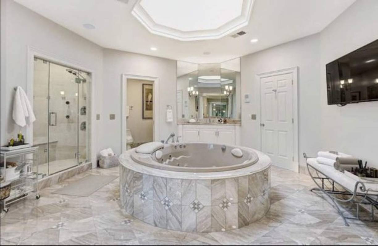 En un inicio la mansión de Mike Tyson se puso a la venta en $8.5 millones de dólares, pero la falta de ofertas ocasionó que reconsiderara considerablemente sus pretensiones económicas. Foto TTR/Sotheby's International Realty.<br/><br/>