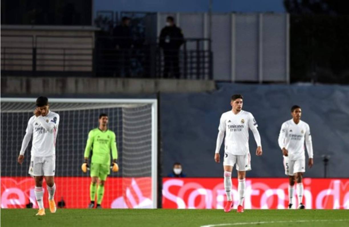 Las caras de los jugadores del Real Madrid tras el tercer gol del equipo ucraniano. Tristeza total.