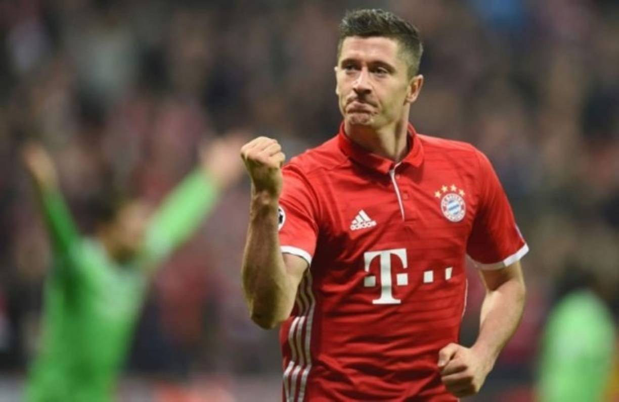 El Bayern Múnich sólo empezaría a negociar un posible traspaso del delantero polaco Robert Lewandowski a partir de una oferta de 200 millones de euros, asegura en su edición de hoy la revista Sport Bild. Por menos de esa cantidad, según la misma publicación, el club no estará ni siquiera dispuesto a contestar una llamada telefónica del agente del jugador polaco, el israelí Pini Zahavi. Tras comunicar su intención de no seguir en el Bayern, su agente ha ofrecido al delantero polaco a varios clubes. Foto AFP