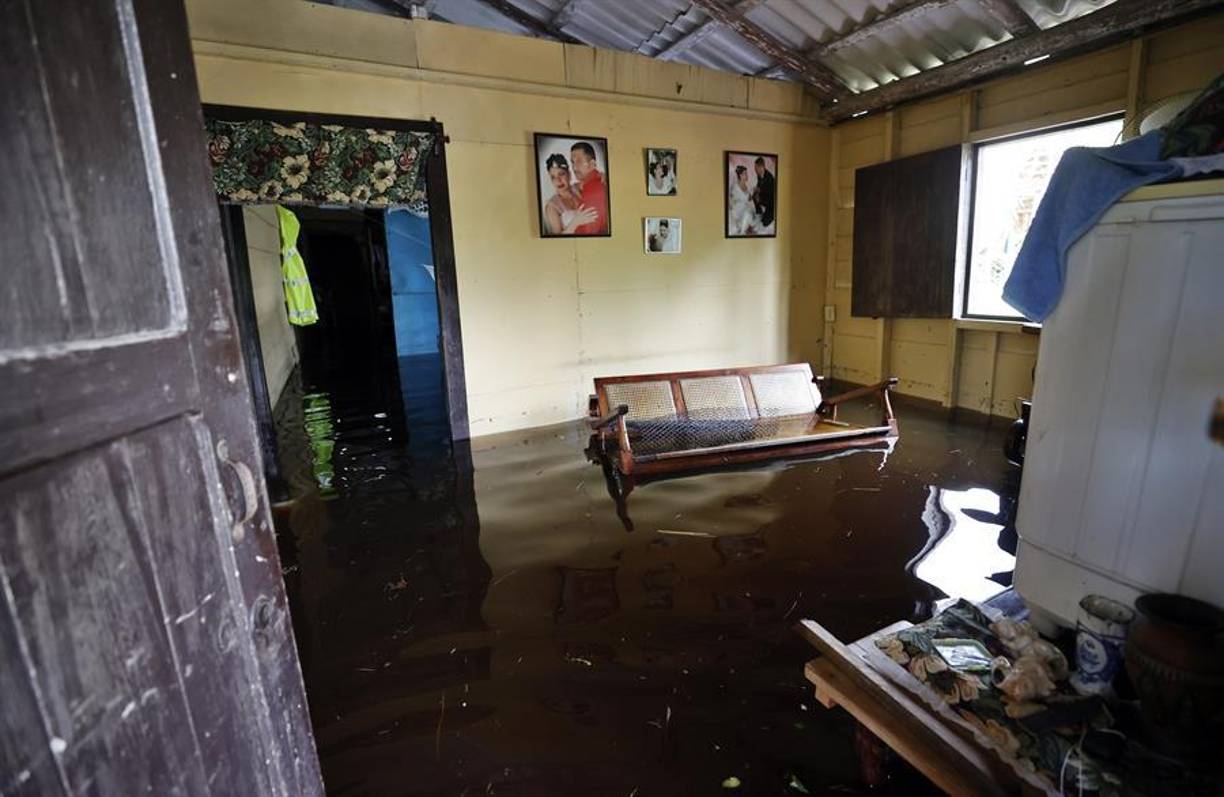 Las intensas lluvias y fuertes vientos acompañantes del huracán Helene provocaron por la región occidental de Cuba inundaciones ligeras en localidades costeras. Las intensas lluvias y fuertes vientos acompañantes del huracán Helene han dejado a su paso cercano por la región occidental de Cuba inundaciones ligeras en localidades costeras.