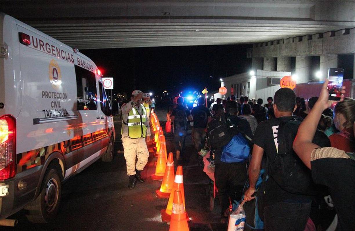 Otra de las órdenes ejecutivas busca eliminar la ciudadanía por nacimiento para los hijos de inmigrantes en situación irregular, un derecho protegido por la Constitución, que establece que toda persona nacida en territorio estadounidense obtiene automáticamente la nacionalidad, sin importar el estatus migratorio de sus padres.