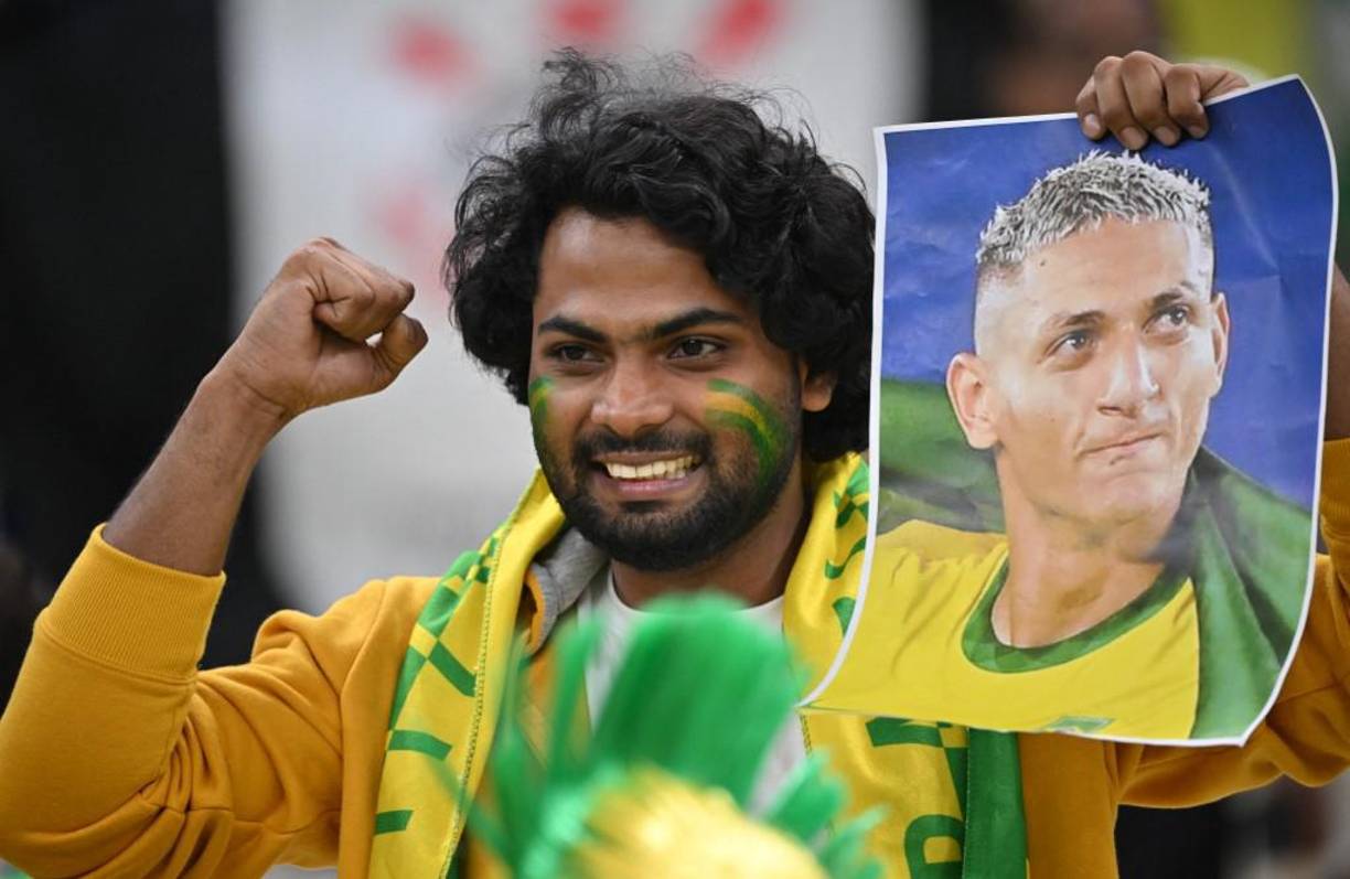 Un fan de Richarlison posa con una foto de la estrella brasileña.