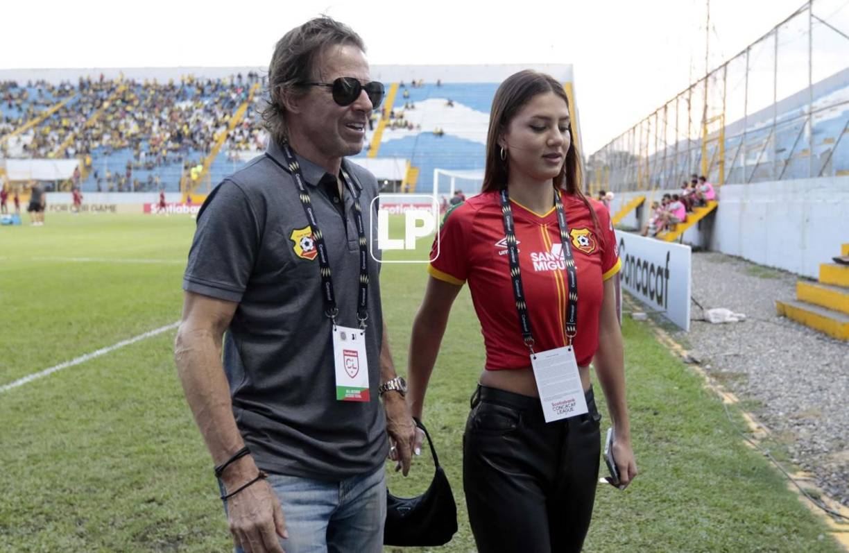 La chica del Herediano estuvo en la cancha del Morazán acompañada por otro miembros del equipo tico.