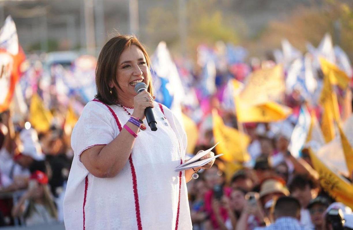 Por su parte, la candidata Xóchitl Gálvez ha manifestado en entrevistas que el hupil y la joyeria mexicana le acompañan desde que es niña ya que es un símbolo de su origen e identidad.