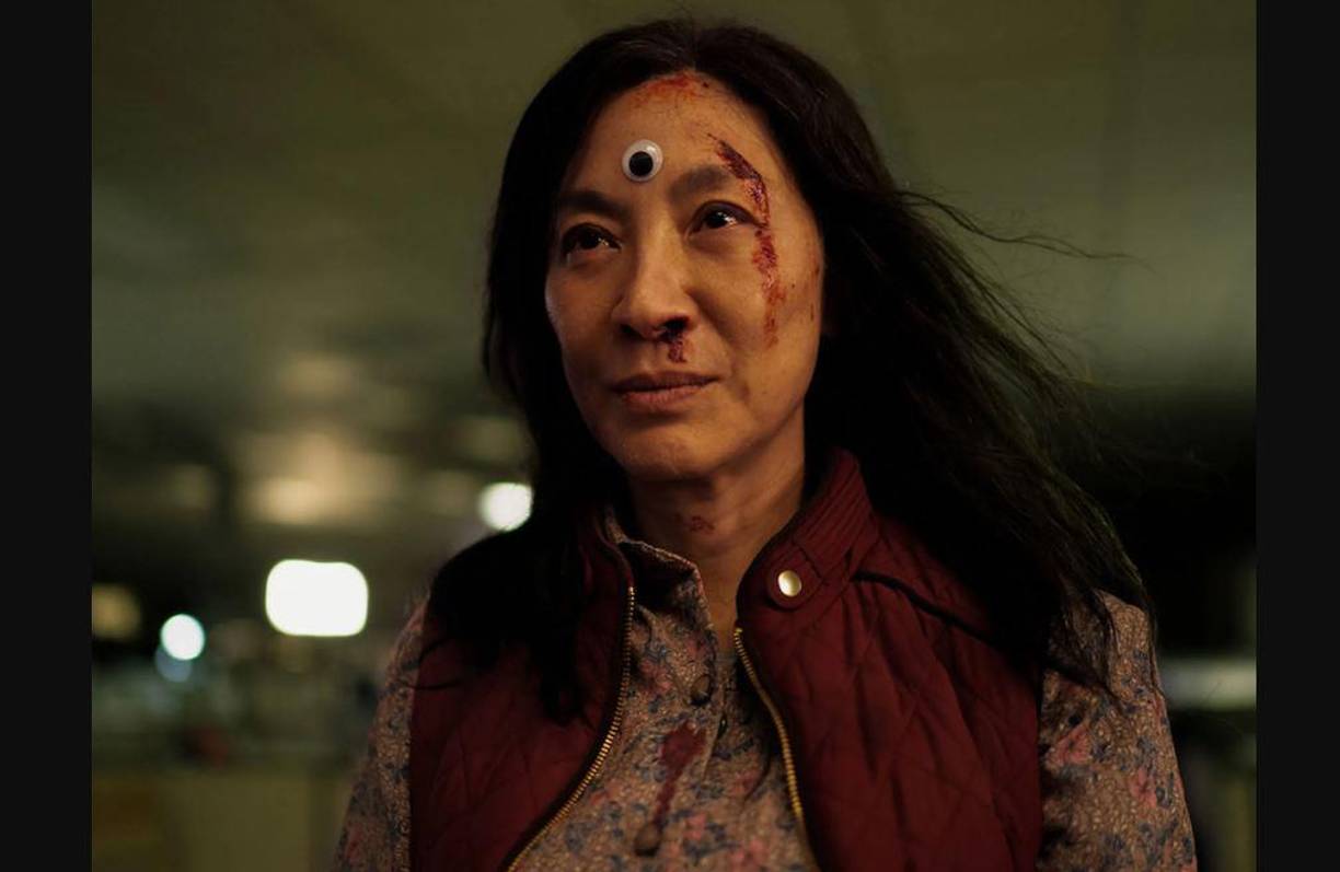 La película obtuvo cuatro nominaciones para su elenco, incluido el de mejor actor de reparto para Ke Huy Quan, quien apareció de niño en “Indiana Jones y el Templo de la perdición”, y el de mejor actriz para la malaya Michelle Yeoh. ”Esto va más allá de mí”, dijo Yeoh a The Hollywood Reporter. “Representa a tantos que anhelaban ser percibidos de esta manera, tener un lugar en la mesa, decir ‘Yo también valgo, necesito que me vean’”.