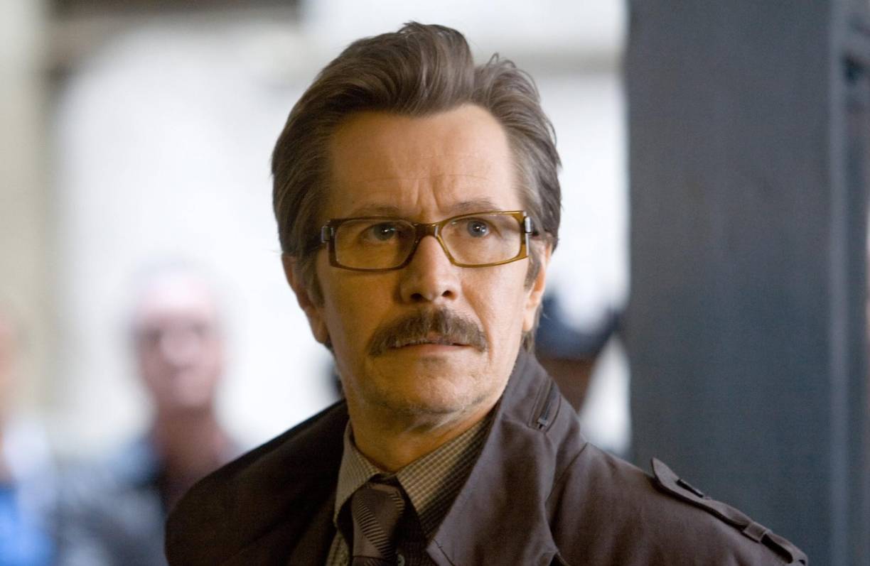 Gary Oldman , que interpretó a Sirius Black en cuatro películas, compartió una declaración con EW elogiando el talento de la fallecida actriz. “Maggie Smith, una de las grandes junto con [Laurence] Olivier y [John] Gielgud... quienes vieron su deslumbrante talento en el escenario dicen que nunca podrán olvidarla”, dijo. “Sus magníficas actuaciones cinematográficas permanecen para que todos las vean y disfruten. Una artista así aparece en casi todas las generaciones. Si uno tiene suerte”.