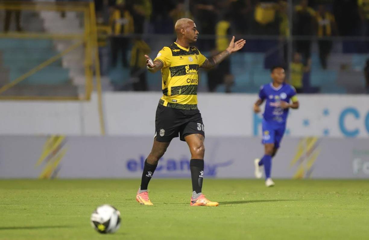 El delantero panameño Carlos Small reclamando en un lance del partido ante Victoria.