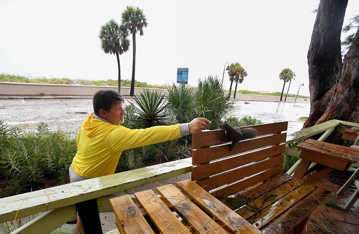 En el sureste de Florida, que ha evitado lo peor de Ian al quedar fuera del cono de trayectoria, no obstante se han registrado tornados y sus autoridades han pedido a las personas mantenerse vigilantes.