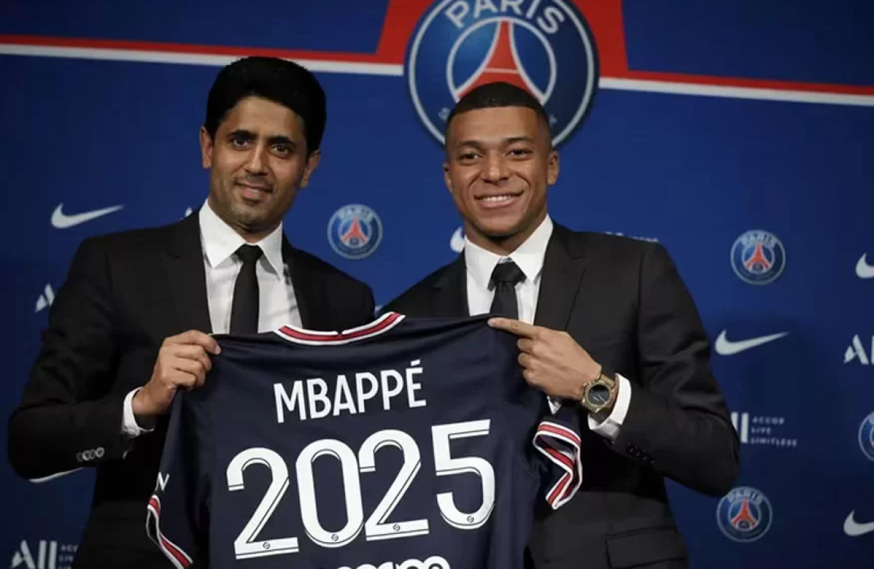 Nasser Al-Khelaifi, presidente del PSG, se refirió a la situación de Mbappé: “Es normal que se pregunte por él. Para mí es el mejor jugador del mundo, tengo una muy buena relación con él. No solo como jugador, sino también como persona. Tiene un acuerdo conmigo, como ha dicho él. No hay negociación, pero creo que aún es joven, quiere ganar muchos trofeos y espero que con nosotros”.