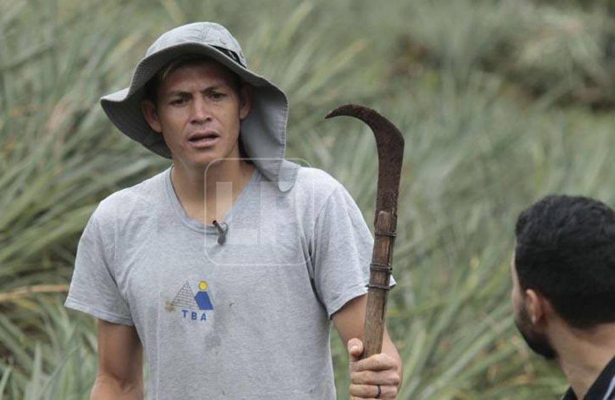 “Fue un camino muy duro, las oportunidades llegan al tiempo de Dios, no de uno. A veces madrugaba a trabajar llorando porque no tenía ni cinco lempiras para mi familia. Cuando jugaba en la Liga de Ascenso pasaba hambre, a veces viajábamos y la cena no era apta para un jugador”, recuerda Francisco.