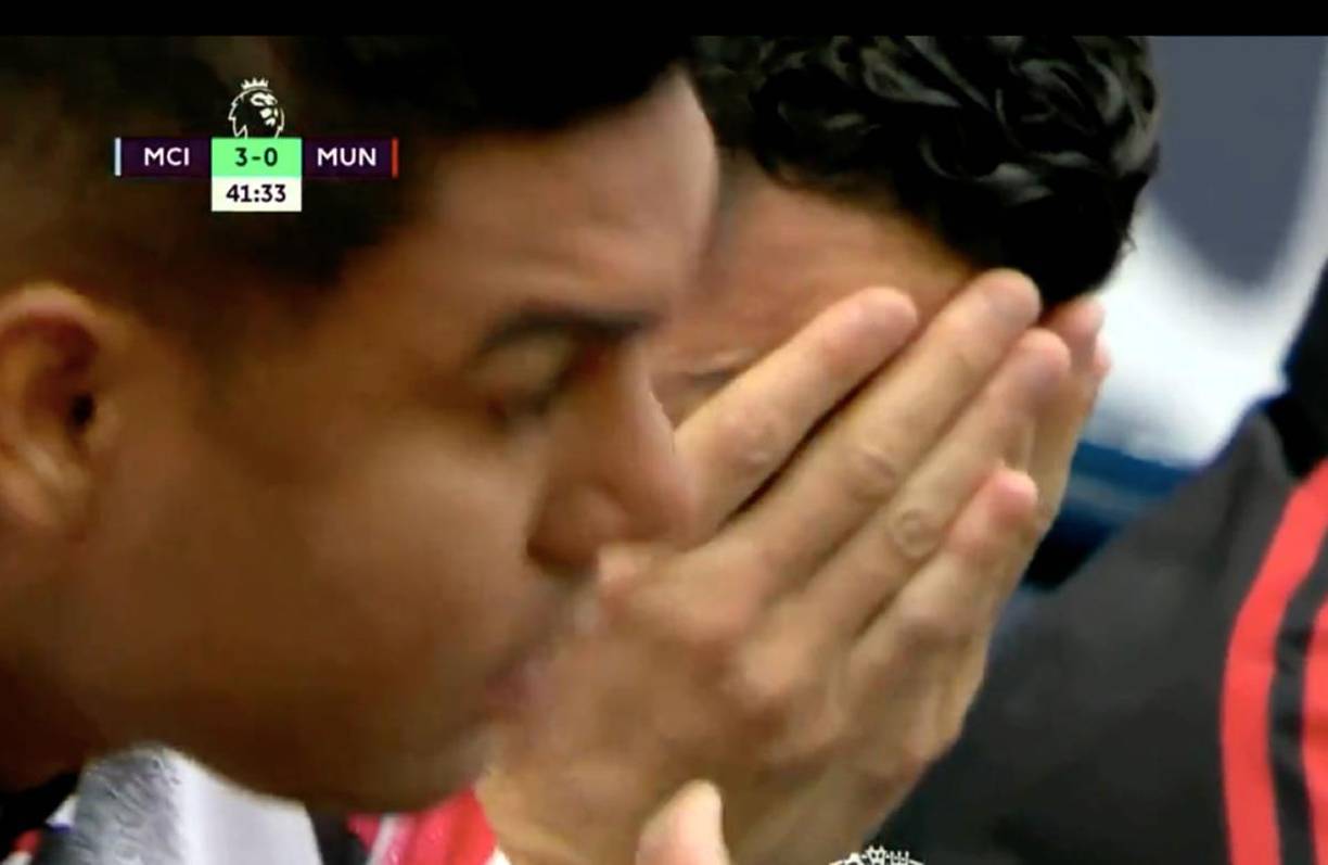 Tras el segundo gol de Haaland, Cristiano Ronaldo se lamentaba en el banquillo y se llevaba las manos al rostro. Dura derrota del Manchester United contra su vecino.