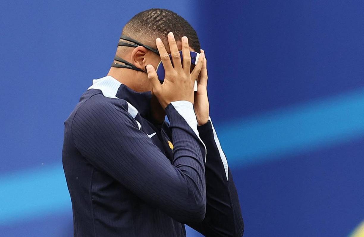 En la víspera del partido que Francia disputará ante los Países Bajos, Mbappé volvió a entrenarse, por primera vez con una máscara protectora encima de su nariz fracturada, días después de lesionarse en la zona durante el partido que su equipo ganó a Austria (0-1).