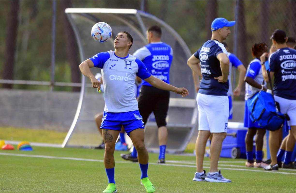 Kevin López dominando el balón en la práctica de la Bicolor.