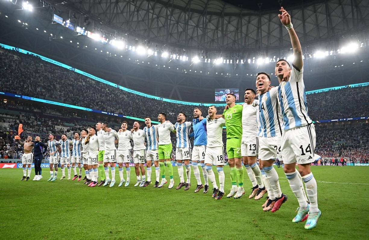 Argentina y Lionel <b>Messi</b> prolongaron su sueño de ser campeones del mundo hasta la final de Qatar-2022, tras derrotar con un contundente 3-0 a la Croacia de Luka Modric en semifinales, en el estadio de Lusail.