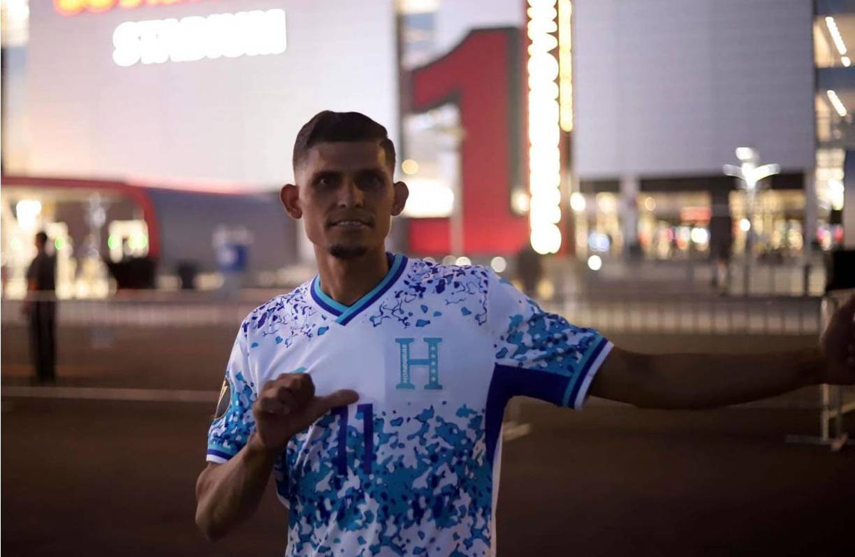 Jerry Bengtson le regaló su camiseta del partido ante Qatar a este aficionado hondureño. Detallazo del delantero.