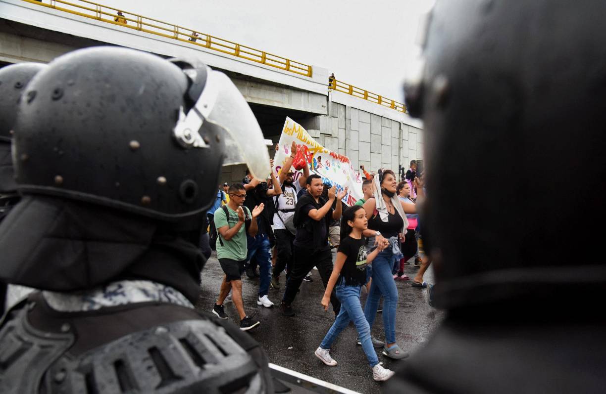 “Considero que vamos caminando más de 15,000 seres humanos”, declaró a la AFP Luis García Villagrán, coordinador de la Oenegé Centro de la Dignificación humana que acompaña a los emigrantes. 