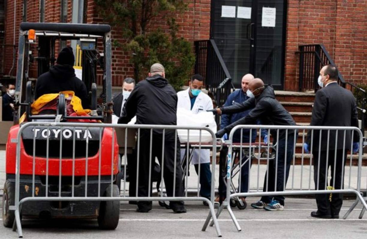 En tanto, el responsable regional de FEMA, Thomas Von Essen, explicó que también están trabajando con la ciudad para ayudar con la ingente cantidad de fallecidos por COVID-19, porque, según él mismo subrayó: 'Vamos a tener un terrible número de gente que no lo superará'.