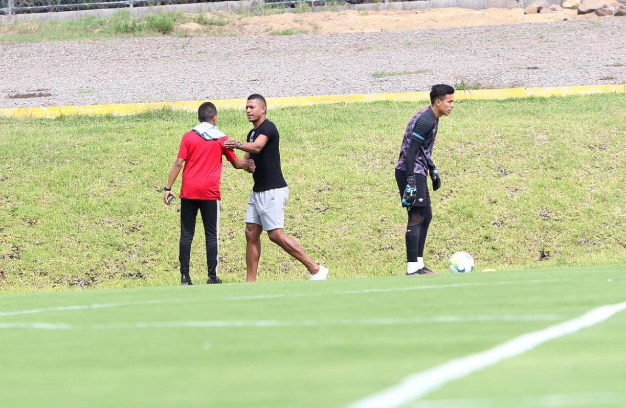 Luego de una charla con los arqueros, el “Cocherito” continuó su recorrido hasta llegar a donde estaba Pedro Troglio.