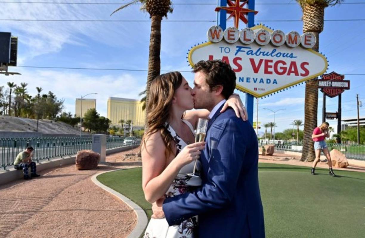 Los estadounidenses Elizabeth Billington y Kenneth Quirk se casaron en Las Vegas tras suspender su boda de ensueño por la pandemia.