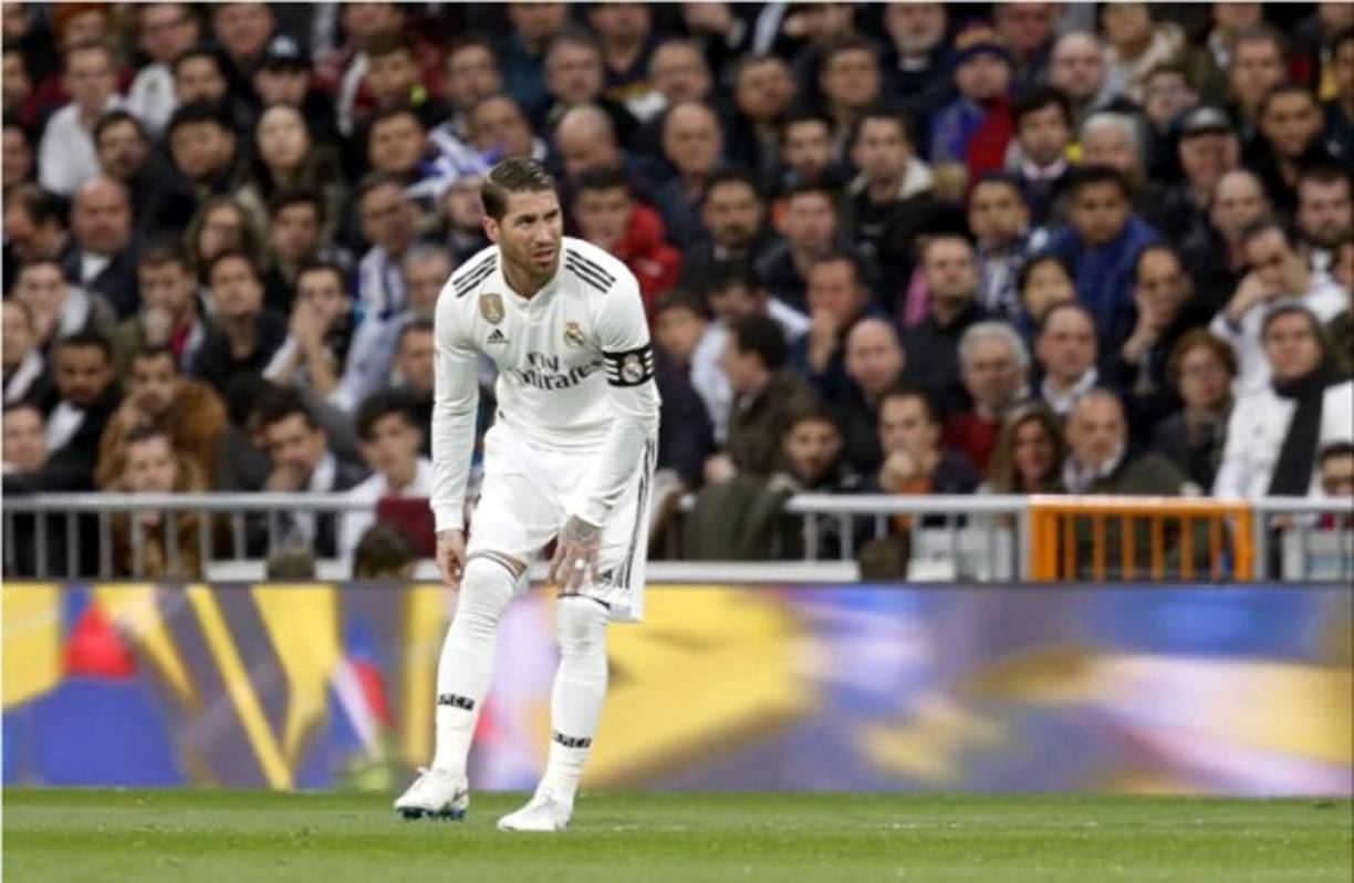 Sergio Ramos (5): regresó para intentar liderar la defensa madridista, jugando con el riesgo de recibir una cartulina que le habría impedido jugar la final en caso del pase. A los doce minutos quedó tocado tras chocar en un salto con Casemiro, que le propinó un rodillazo en el muslo derecho. No fue salvador en los momentos en los que el Barcelona subió de velocidad en ataque y no sostuvo a su equipo como en otros partidos.