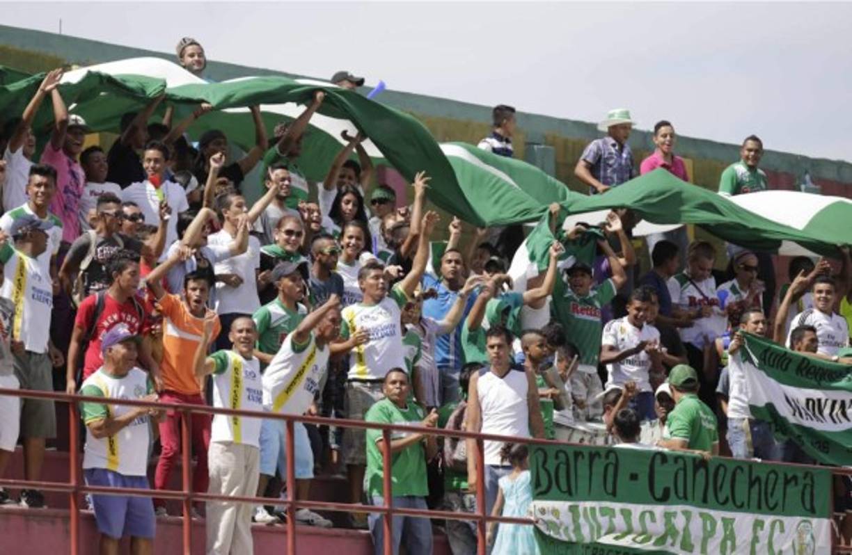 La afición acudió en buena cantidad a darle el aliento a los suyos.