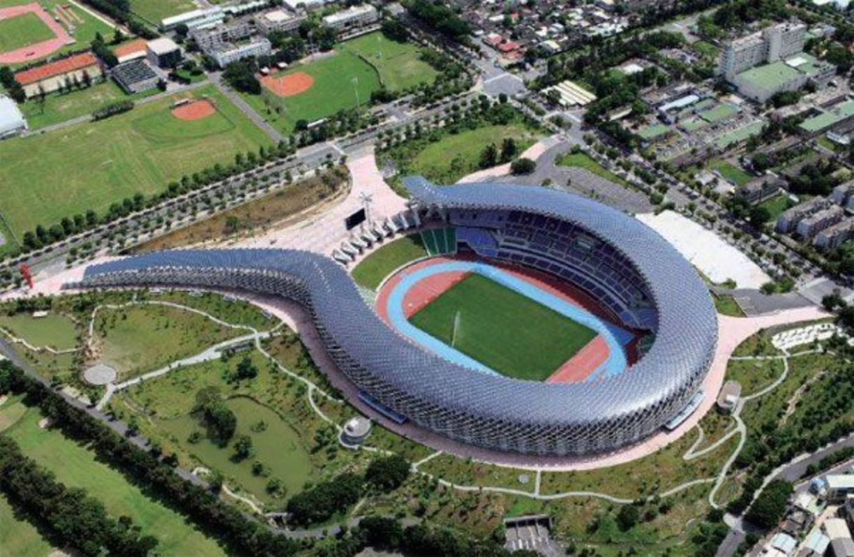 El World Games Stadium con forma semi-espiral se encuentra en Taiwán. Sus instalaciones fueron utilizadas primeramente para las competiciones de rugby y atletismo. Su capacidad es de 55 mil espectadores. La energía que utiliza este estadio es completamente solar, lo que lo hace único en el mundo.<br/>Foto:www.losandes.com.ar/article/los-estadios-maravillosos-del-mundo