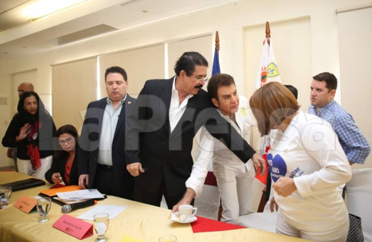 De forma gentil, Zelaya le pidió a Fernández que se corriera y ocupara su lugar para que el líder del Pac pudiera sumarse a la conferencia de la alianza opositora, pero la política hizo caso omiso. Para asegurarse el puesto, Nasralla puso su taza de café.