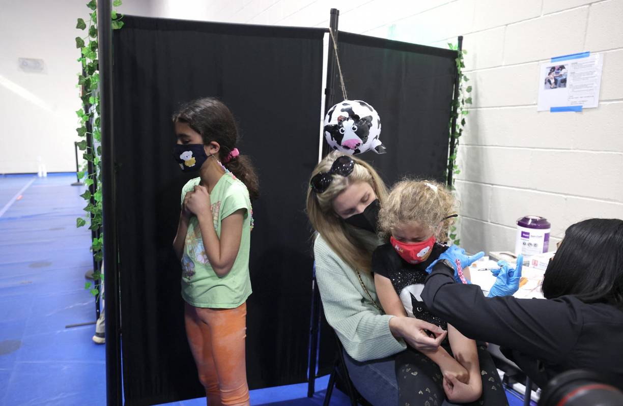 Un grupo de niños recibió su primera dosis en un hospital de Hartford, en el estado Connecticut, luego de que los Centros para la Prevención y el Control de Enfermedades (CDC) dieran luz verde oficialmente a este inmunizante el martes por la noche.