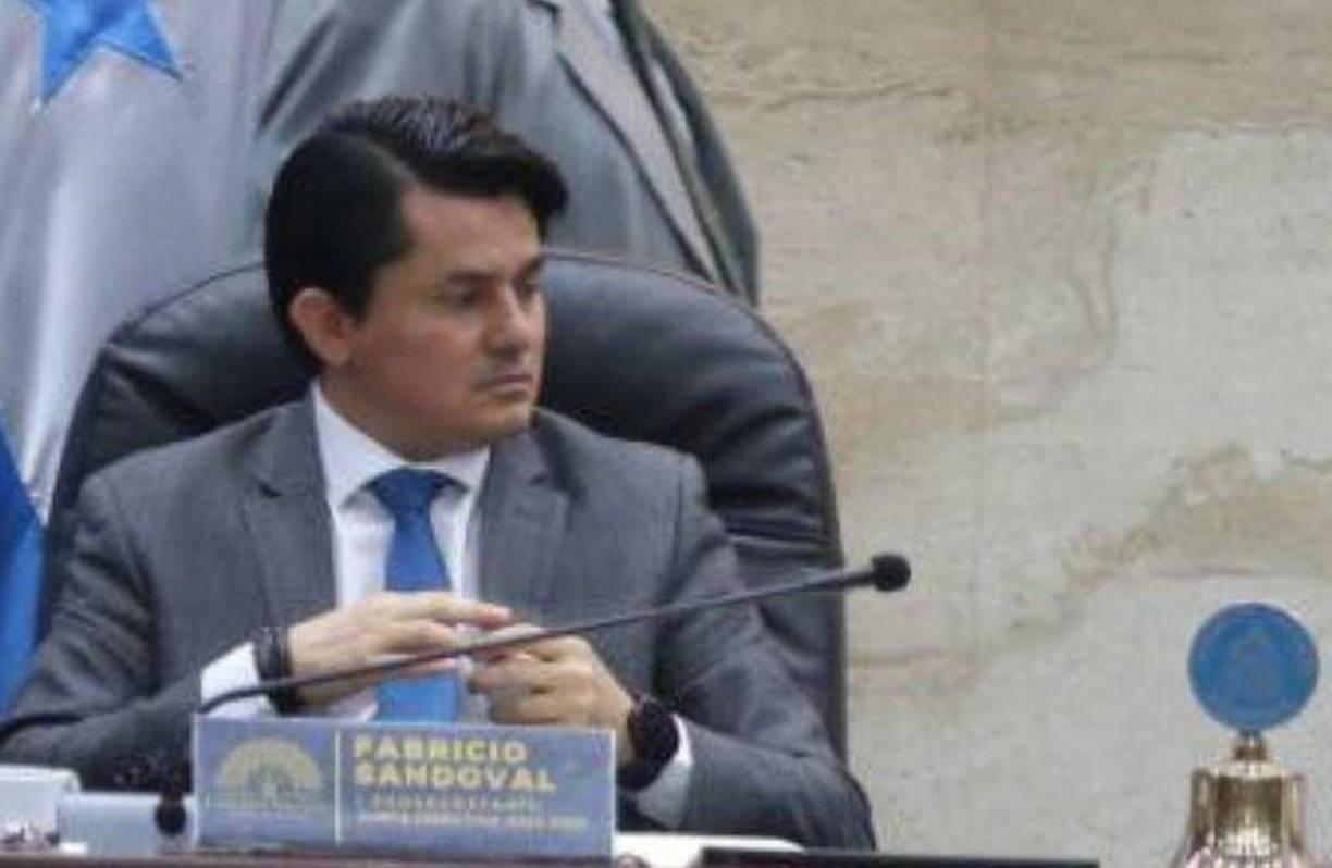 “Lógico, tú solo haces el show, además no podemos ocultar, pero que tú si ocultas mencionar, es la terrible red de corrupción que tiene décadas de operar desde afuera y adentro del Hospital Escuela y que esa red de corrupción se activa en tomas y paros, para que no se den los cambios estructurales que necesita el Hospital”, reveló el parlamentario. 