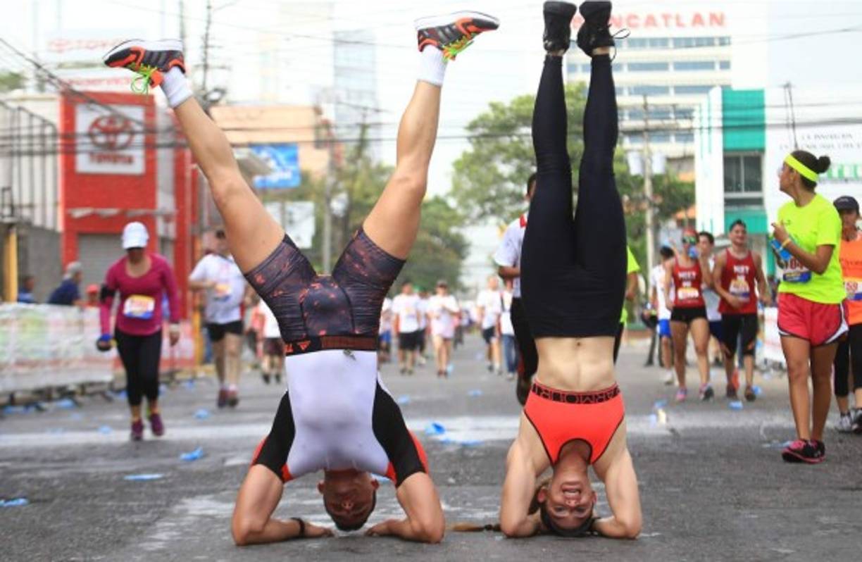 Hubo tiempo para tomarse su respectivo relax en plena carrera.
