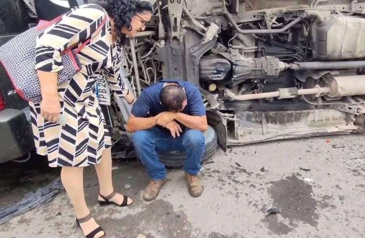 El autobús de ruta urbana quedó volcado en plena vía. 
